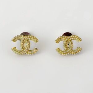 CHANEL Gold (Crystal and pearl) Embellished Earrings

(Free CHANEL Keychain ✨)